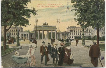 AK Berlin Pariser Platz mit Brandenburger Tor viele Menschen Frau mit Kinderwagen Soldatenkarte 1909