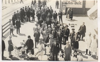 VERKAUFT !!!   AK Foto Borkum Bahnhof mit Likör-Diele und viele Menschen 1920