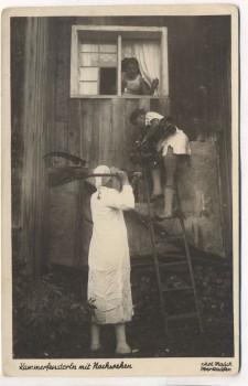 AK Foto Mauch's Kammerfensterln mit Nachwehen Mann mit Besen 1935