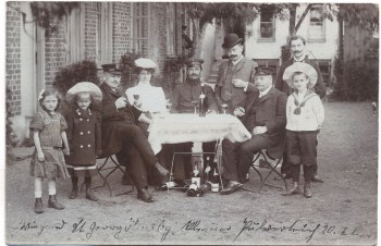 AK Foto Hamburg Gruppenfoto Männer und Kinder am Tisch vor Haus 1907