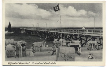 AK Foto Ostseebad Niendorf Strand mit Seebrücke Strandkörbe Menschen Fahne b. Timmendorfer Strand 1935