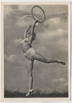 VERKAUFT !!!   AK Foto Frau Schönheit der Gymnastik Reifengymnastik Verlag Schwerdtfeger 1940