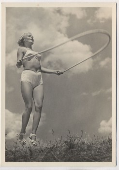 VERKAUFT !!!   AK Foto Frau Schönheit der Gymnastik Seilspringen 1 Verlag Schwerdtfeger 1940