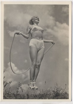 VERKAUFT !!!   AK Foto Frau Schönheit der Gymnastik Seilspringen 2 Verlag Schwerdtfeger 1940