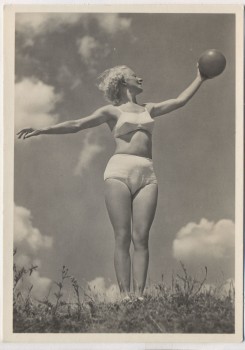 VERKAUFT !!!   AK Foto Frau Schönheit der Gymnastik Ballgymnastik Verlag Schwerdtfeger 1940