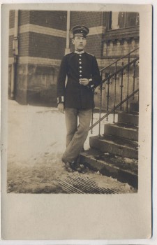 VERKAUFT !!!   AK Foto Gotha Soldat Flieger vor Gebäude Feldpost 1917