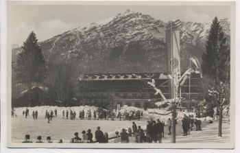 VERKAUFT !!!   AK Foto Garmisch-Partenkirchen Sportplatz und Hotel Riessersee viele Menschen Fahne Sportclub Rissersee Winter 1935