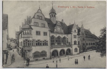 AK Freiburg im Breisgau Partie beim Rathaus mit Menschen 1910