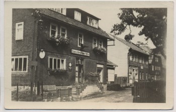 AK Foto Gruß aus Gießübel Thüringer Wald Gasthaus zum schwarzen Adler b. Schleusegrund 1954
