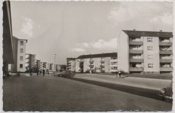AK Foto Hagen Emst Am großen Feld Straßenansicht Häuser Menschen Autos 1964