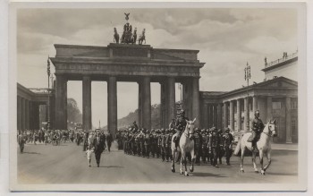 AK Foto Berlin Einzug der Wache durch das Brandenburger Tor Soldaten Wehrmacht Stahlhelm 1938