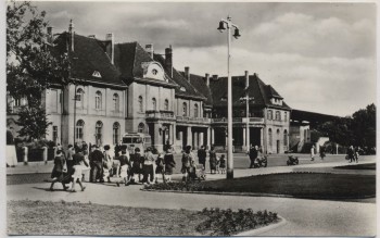 AK Foto Oranienburg b. Berlin Bahnhof mit Vorplatz viele Menschen 1958