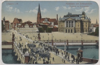 VERKAUFT !!!   AK Schwerin Hoftheater mit Schlossbrücke Aufziehen der Schlosswache Feldpost 1916
