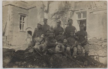 VERKAUFT !!!   AK Foto Soldaten Sanitäter vor Gebäude 1.WK Feldpost 1917