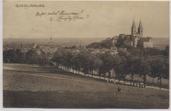 AK Quedlinburg Blick auf Schloss und Ort Straße Menschen 1910