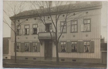 VERKAUFT !!!   AK Foto Quedlinburg Hausansicht mit Menschen Holzfassade 1910 RAR