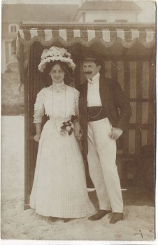 AK Foto Frau mit Hut und Mann am Strand Binz Ostsee 1908