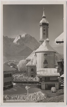 AK Foto Garmisch-Partenkirchen Kirche im Winter mit Geschäft 1935
