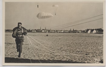 AK Foto Fallschirmjäger bei der Landung Unsere Luftwaffe Verlag Horn 1940