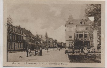 AK Güstrow Eisenbahnstraße mit John-Brinkmann-Brunnen 1920
