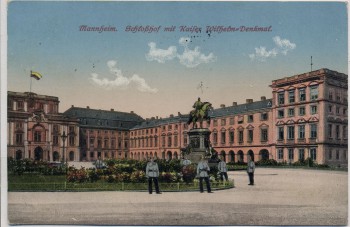AK Mannheim Schloßhof mit Kaiser Wilhelm-Denkmal und Soldaten 1914