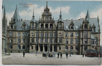 AK Wiesbaden Rathaus mit Menschen 1906