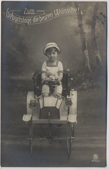 AK Foto Zum Geburtstage die besten Wünsche Kind mit Spielzeug Auto Tretauto 1911 RAR