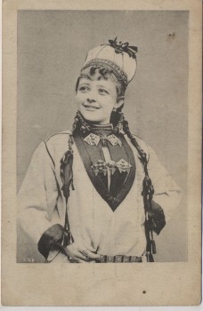 AK Frau in Tracht mit Schmuck Haube Schweden 1910
