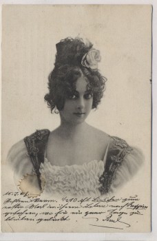 AK Frau mit Kleid und Rose im Haar 1902