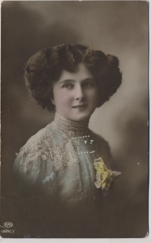 AK Foto Frau mit Bluse und Rose 1915