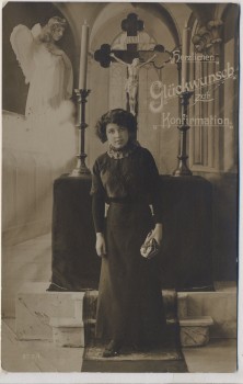AK Foto Herzlichen Glückwunsch zur Konfirmation Mädchen vor Kreuz und Engel 1913