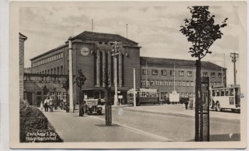 AK Foto Zwickau in Sachsen Hauptbahnhof mit Straßenbahn Autos 1951