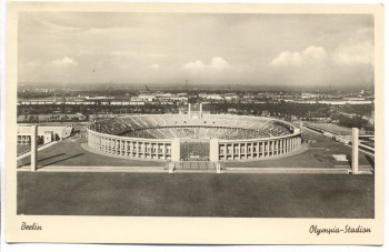 AK Berlin Olympia-Stadion mit Menschen 1940