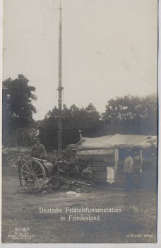 AK Foto Deutsche Feldtelefunkenstation in Feindesland mit Soldaten 1.WK Verlag Gustav Liersch 1914