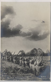 AK Foto Vom östlichen Kriegsschauplatz Beschiessung eines russischen Aeroplans aus einem Schützengraben Soldaten mit Gewehr und Pickelhaube 1. WK Verlag Gustav Liersch 1915