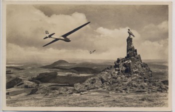 AK Foto Fliegerdenkmal auf der Wasserkuppe mit Segelflieger Rhön b. Gersfeld 1940