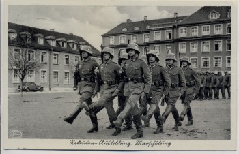 AK Foto Unser Heer Rekrutenausbildung Marschübung Soldaten mit Gewehr und Stahlhelm 1936