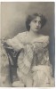 AK Foto Frau auf Stuhl lehnend 1910