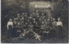 AK Foto Bad Hermannsborn Gruppenfoto vor Sauerbrunnen Hermannsborner Sprudel Bad Driburg 1920