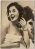 AK Foto Frau mit Badetuch und Telefon Peter Steffen Auslandsdienst 1956