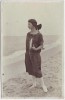 AK Foto Frau mit Handtasche am Strand 1920