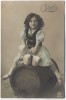 AK Foto Kind s'Liserl auf Fass sitzend mit Bierkrügen in der Hand München 1910