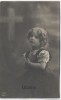 AK Foto Glaube Kind betend mit Kreuz 1919