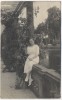AK Foto Bad Pyrmont Frau auf Mauer am Teich sitzend 1921