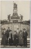 VERKAUFT !!!   AK Foto Gruppenbild vor Niederwalddenkmal Niederwald Rüdesheim am Rhein 1930