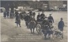 AK Foto Original Aufnahme vom feindlichen Kriegsschauplatz Belgische Maschinengewehre auf dem Wege zur Feuerlinie Hunde als Gespann 1. WK Verlag Gustav Liersch 1915