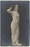 AK Foto Frau posierend barfuss weißes Kleid 1910
