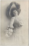 AK Foto Frau im Kleid mit Rosen und großem Hut 1910
