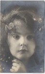 AK Foto Kind mit Kirschen in der Hand 1910