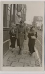 AK Foto Brandenburg an der Havel Soldat mit 2 Frauen Straßenansicht mit Hotel Vereinshaus 1935